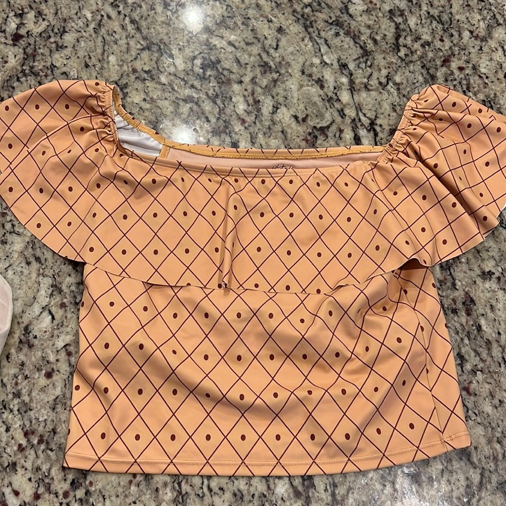 Kortni Jeane ruffle around size med. Good condition.
